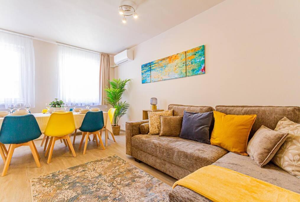 Roomy Apartment 80Sqm At City Center Free Parking Space, Ac & Balcony بودابست المظهر الخارجي الصورة