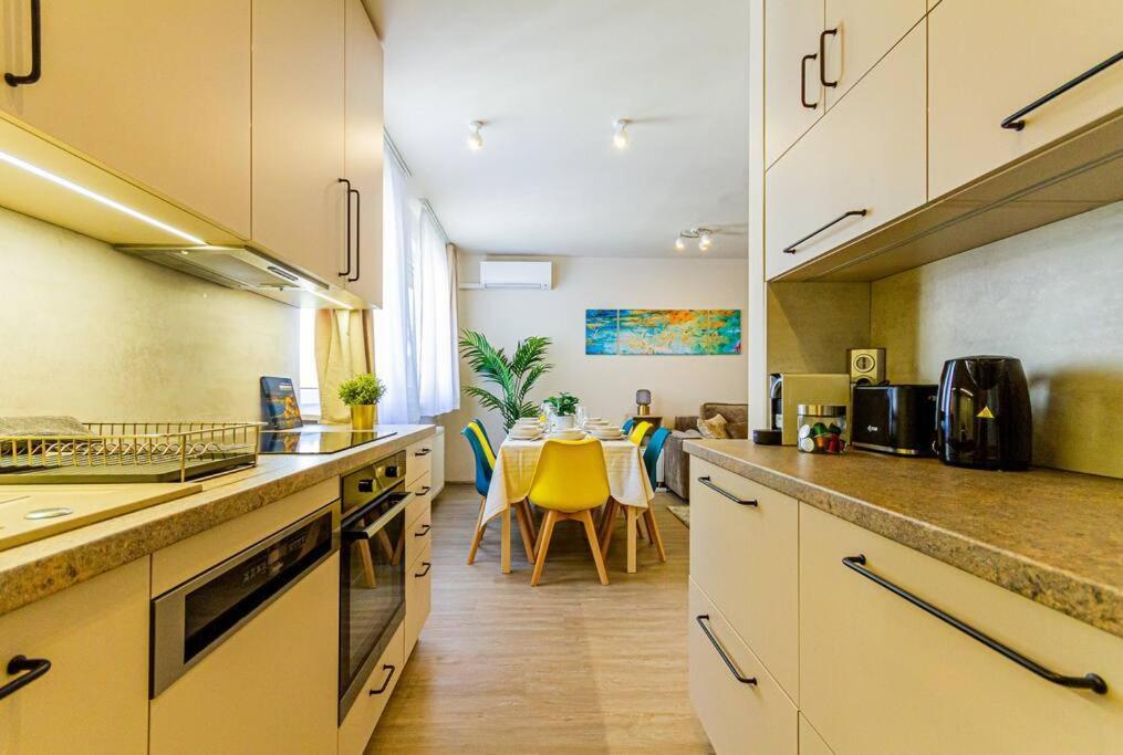 Roomy Apartment 80Sqm At City Center Free Parking Space, Ac & Balcony بودابست المظهر الخارجي الصورة