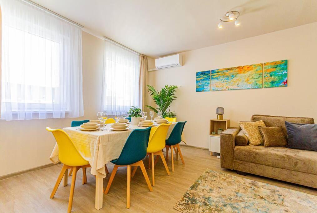 Roomy Apartment 80Sqm At City Center Free Parking Space, Ac & Balcony بودابست المظهر الخارجي الصورة